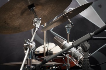Hyr studio. Bild visar trummor i musikstudio med mikrofoner