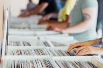 Musikbörsen Västerås: en skivaffär med CD och vinyl, illustrerad med kunders som blädrar i skivbackar med vinylalbum.