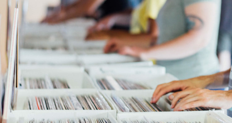 Musikbörsen Västerås: en skivaffär med CD och vinyl, illustrerad med kunders som blädrar i skivbackar med vinylalbum.