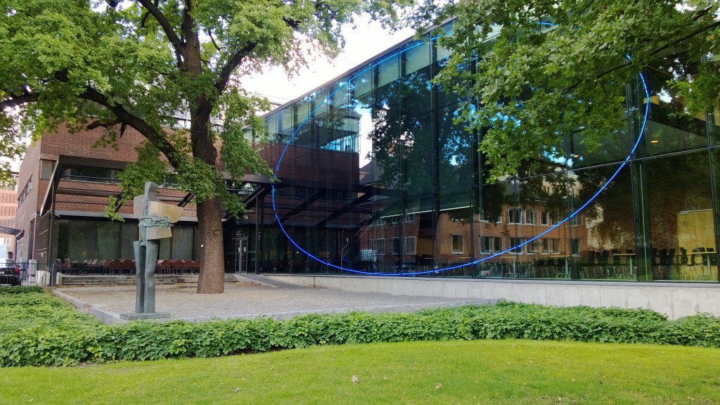 Västerås Konserthus terassen på baksidan och blå sidan av stora salen