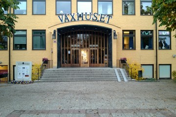 Växhuset, Viktor Larssons Plats 1, 72214 Västerås. Musiklektioner, instrumentlektioner och musikutbildning.